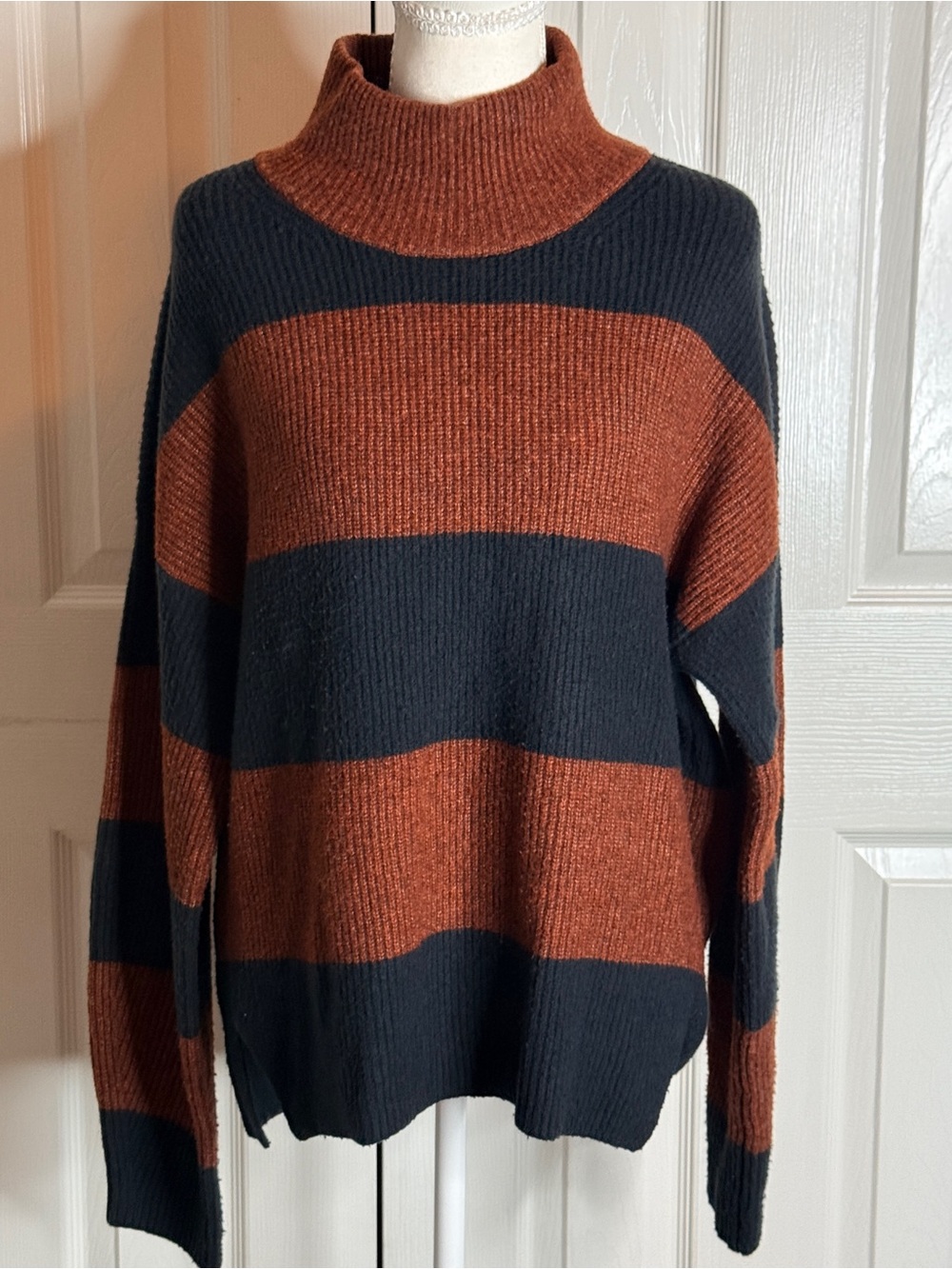 Abercrombie & Fitch Striped Chunky Knit Turtleneck Sweater Medium Rust Black